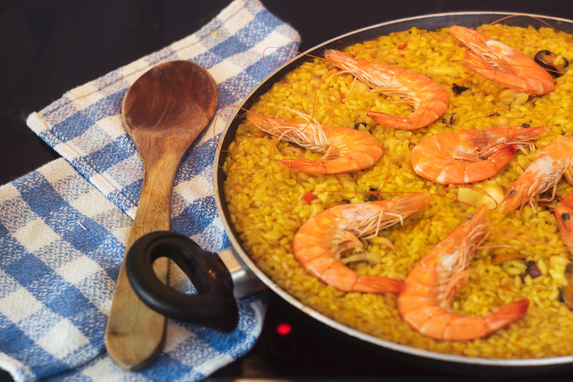 A traditional valencian paella — photo by Zakhar Vozhdaienko via Pexels