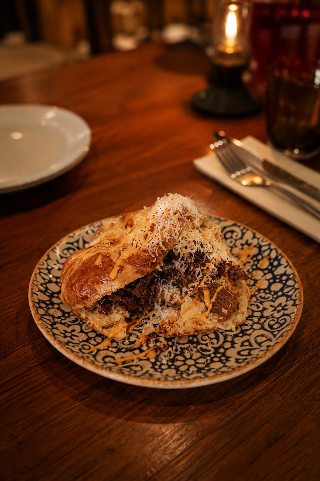 Croissant de carrillera de ternera de Angus at Aliño Ibiza in Santa Eulària